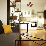 Sunny Downtown Apartment For 4